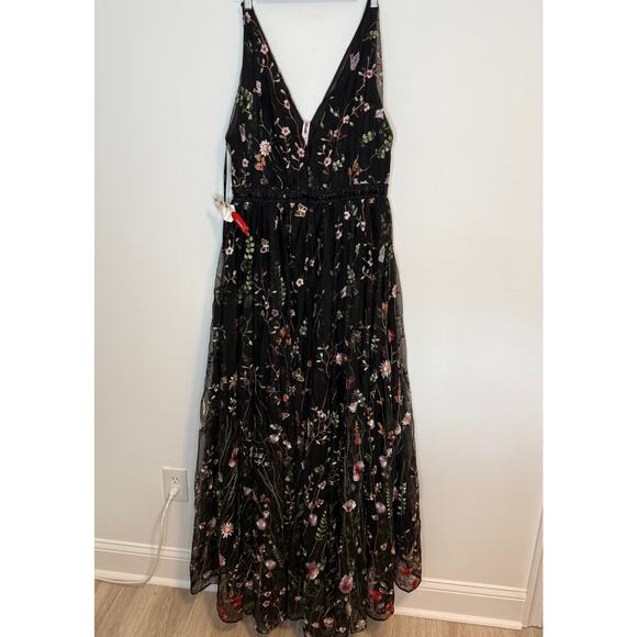 Mac Duggal Floral Embroidered Sleeveless A Line Gown Black Multi 70132 12 New - Picture 2 of 14